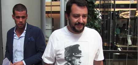 Итальянский депутат пришел в Европарламент в футболке с изображением Путина