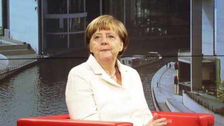 А.Меркель упала со стула во время посещения оперы