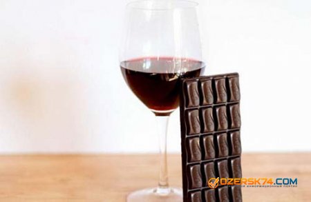 Ученые посоветовали желающим похудеть есть шоколад и пить вино