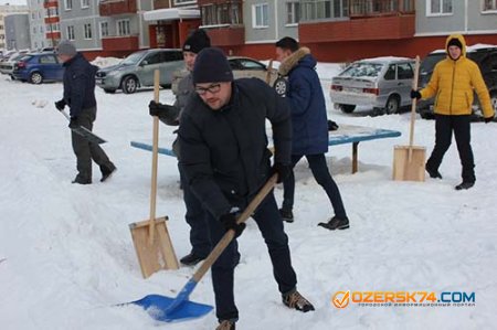 Во дворах Озерска молодые активисты строят снежные горки