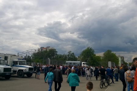 Челябинцы выстроились в километровую очередь на митинг Навального
