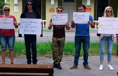 Жители Озерска устроили перед горсудом пикет против Константина Цыбко