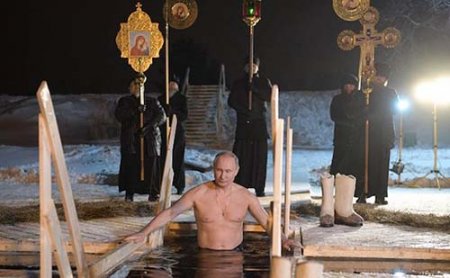 Владимир Путин принял участие в крещенских купаниях (ВИДЕО)