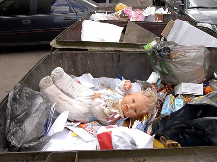 Тело новорожденного найдено в мусорном баке во дворе дома в Челябинске