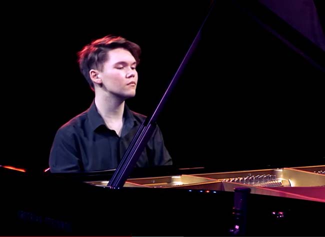 Играет пианист Матвей Шумков
