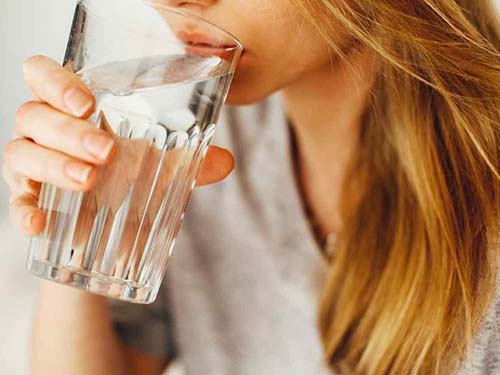 Что произойдёт с организмом человека, выпивающего стакан воды сразу после пробуждения