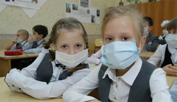 Роспотребнадзор не рекомендовал детям носить маски в школе