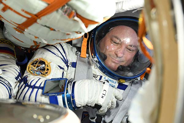 Российские космонавты могут остаться без скафандров