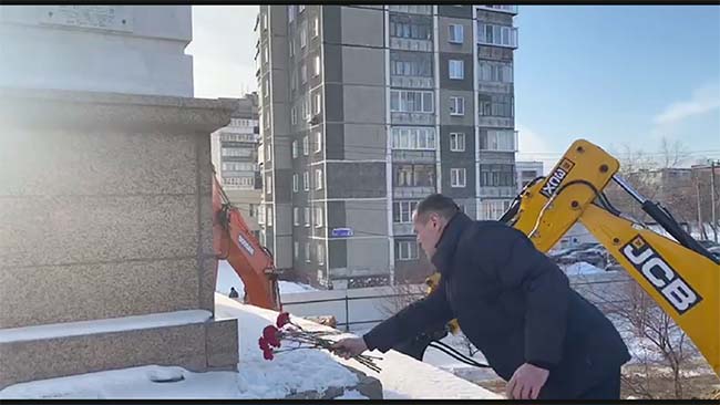 Андрей Барышев возложил цветы к монументу «Ленинградский мост»