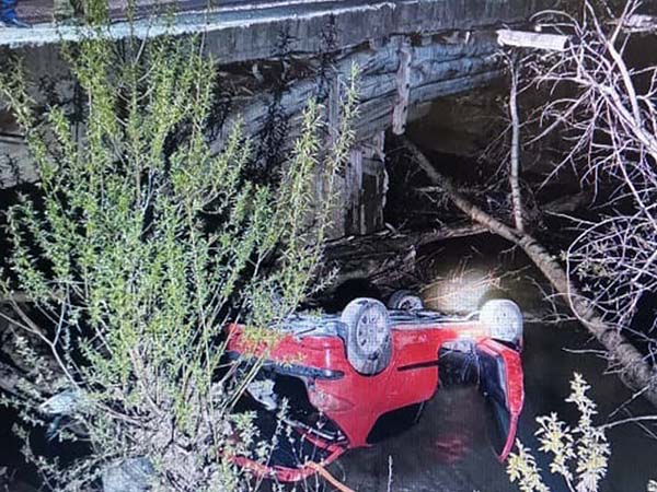 В Челябинской области автомобиль упал с моста в реку
