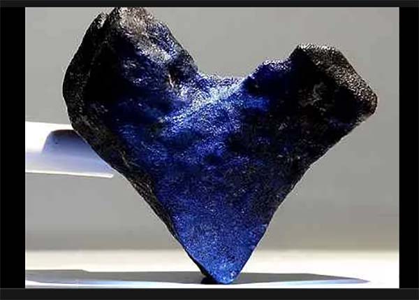 В Тюмени продают осколок Челябинского метеорита в форме сердца за 142 миллиона рублей