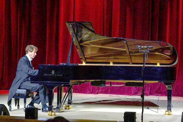 Выдающийся пианист Николай Луганский впервые выступил в Озерске