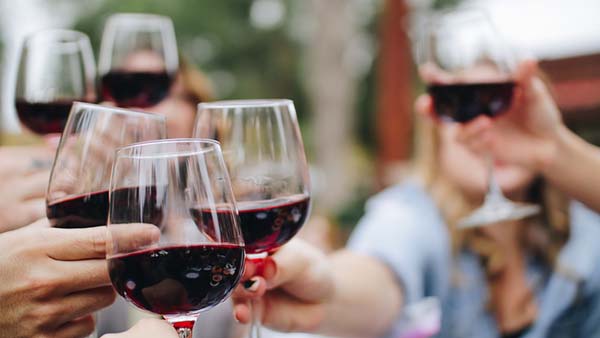 Диетолог запретила пить женщинам вино