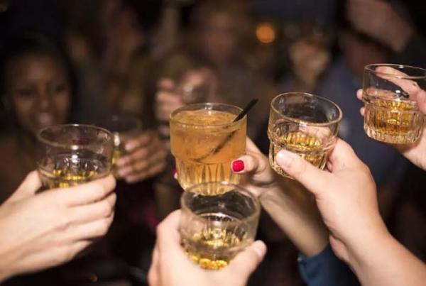 Врач раскрыл безопасную суточную дозу алкоголя для мужчин и женщин